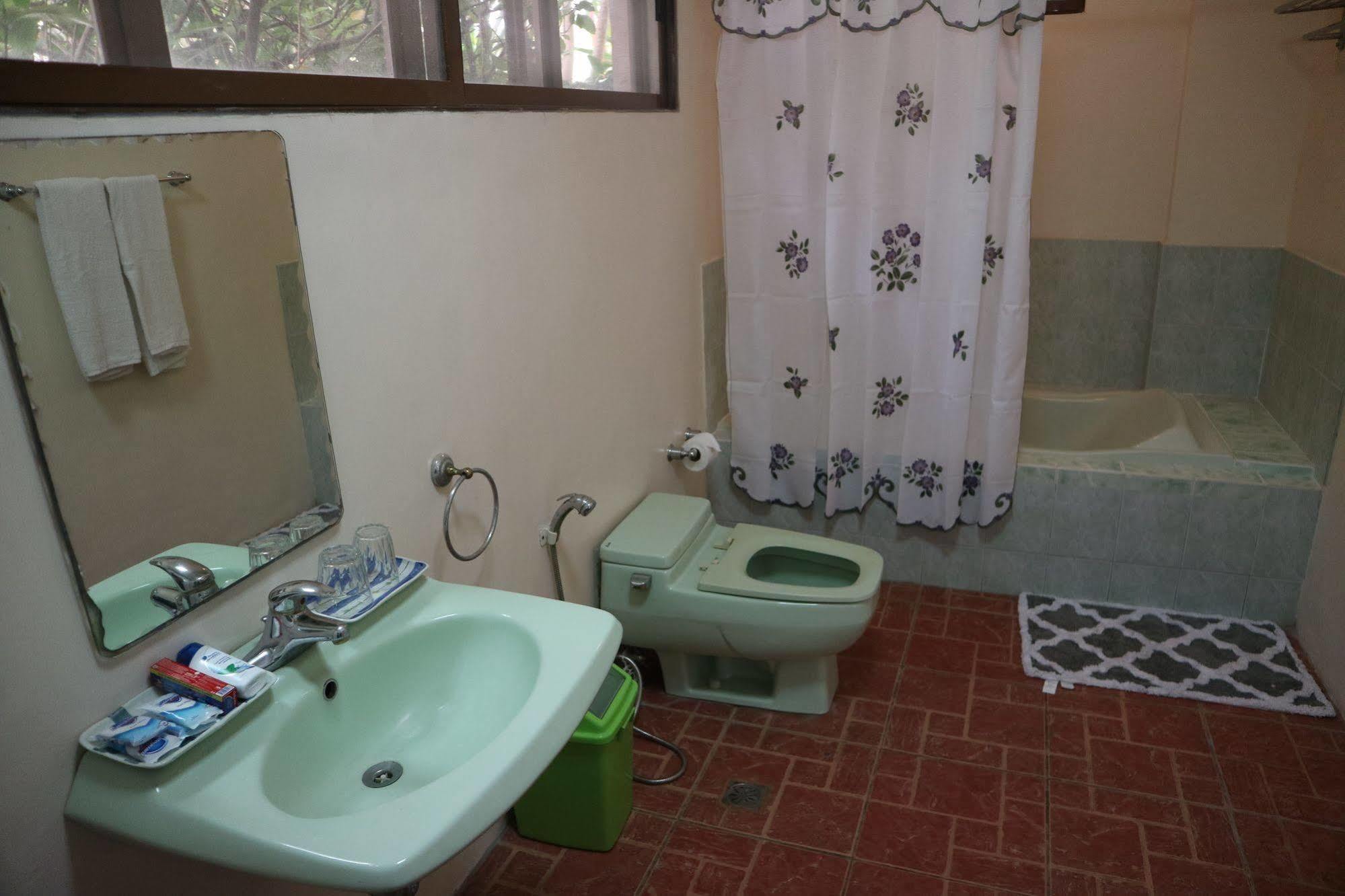 Casa La Granja Hotel Iloilo City Ngoại thất bức ảnh