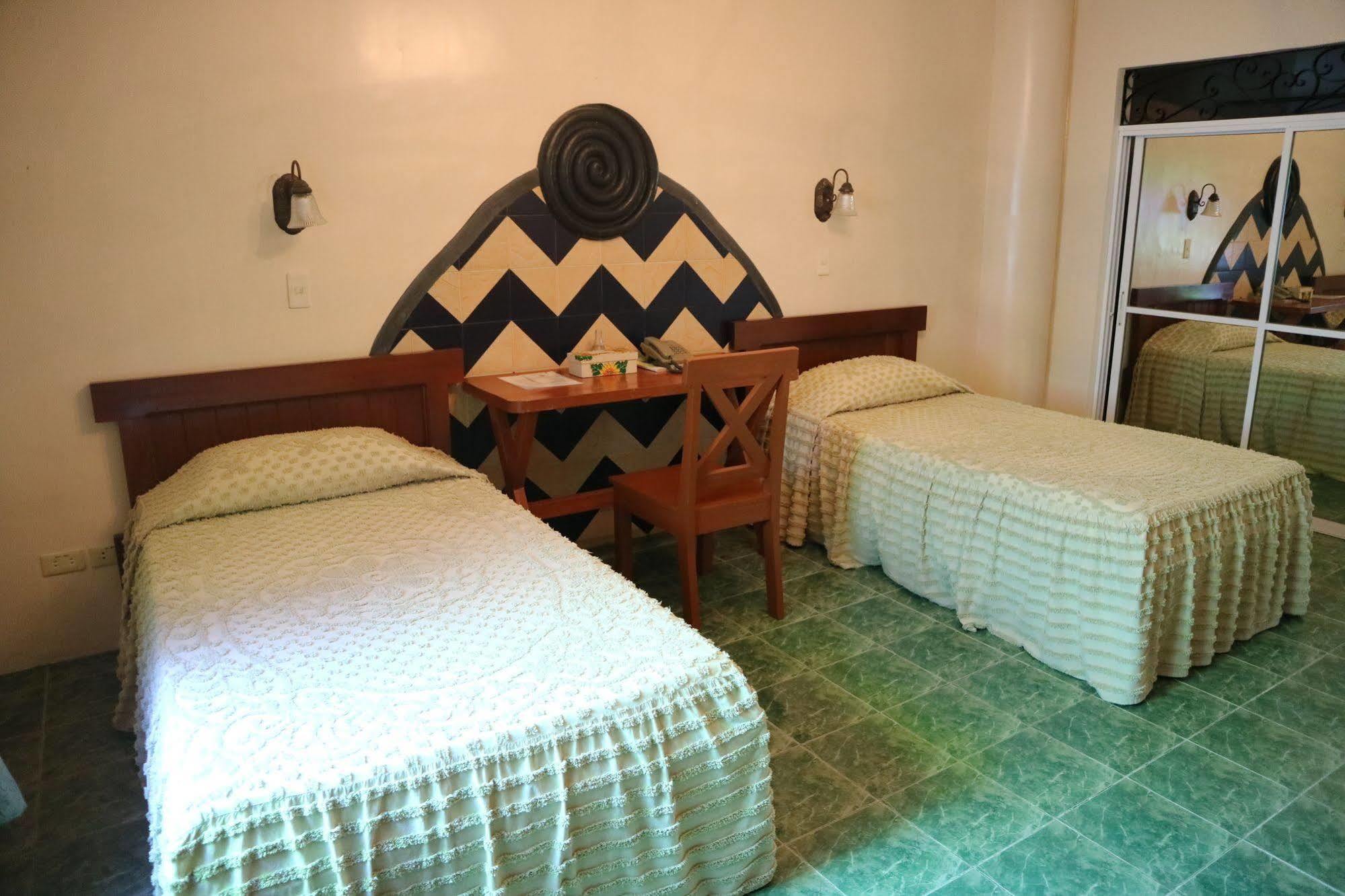 Casa La Granja Hotel Iloilo City Ngoại thất bức ảnh